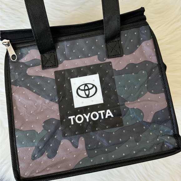 NEW! Toyota Camo Lunch Bag - Picture 4 of 5